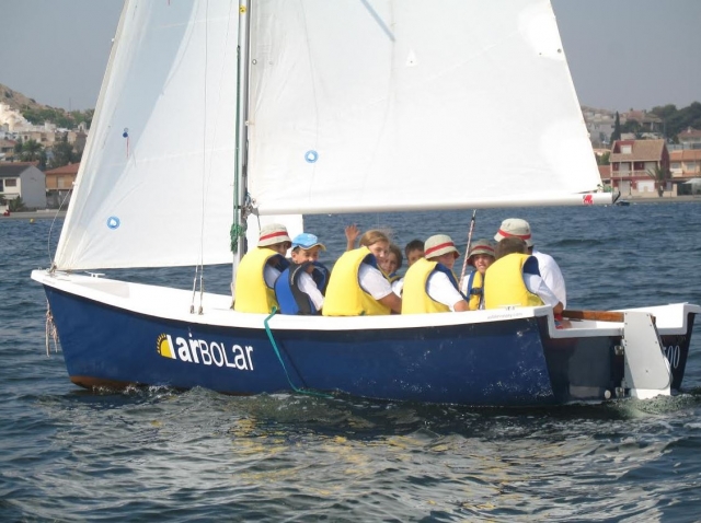 Con chalecos amarillos en el barco